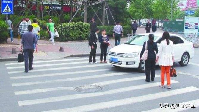 新规直行红灯右转算不算闯红灯,右转专用通道红灯右转算闯红灯吗