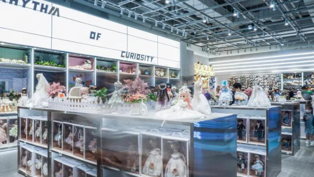 探店｜KK集团潮玩店X11：联名手办火热，背后是年轻人的情绪投射