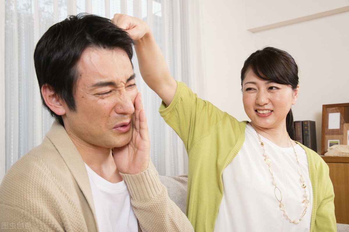 老婆偷见前任老公发现发飙,老婆偷看异性怎么办