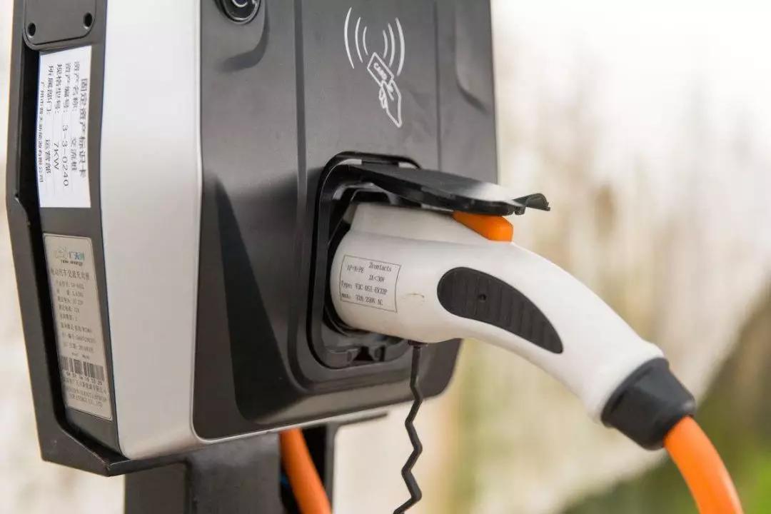 汽车充电桩辐射对人身有害吗,纯电动汽车充电桩有辐射吗