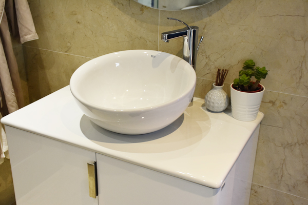 卫生间浴室柜马桶淋浴房搭配,卫生间淋浴房马桶洗手盆如何布置