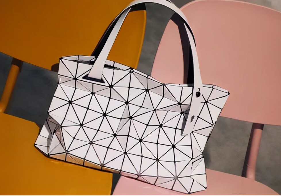 三宅一生包包米白色和奶茶色对比,三宅一生顶级原单包包多少钱