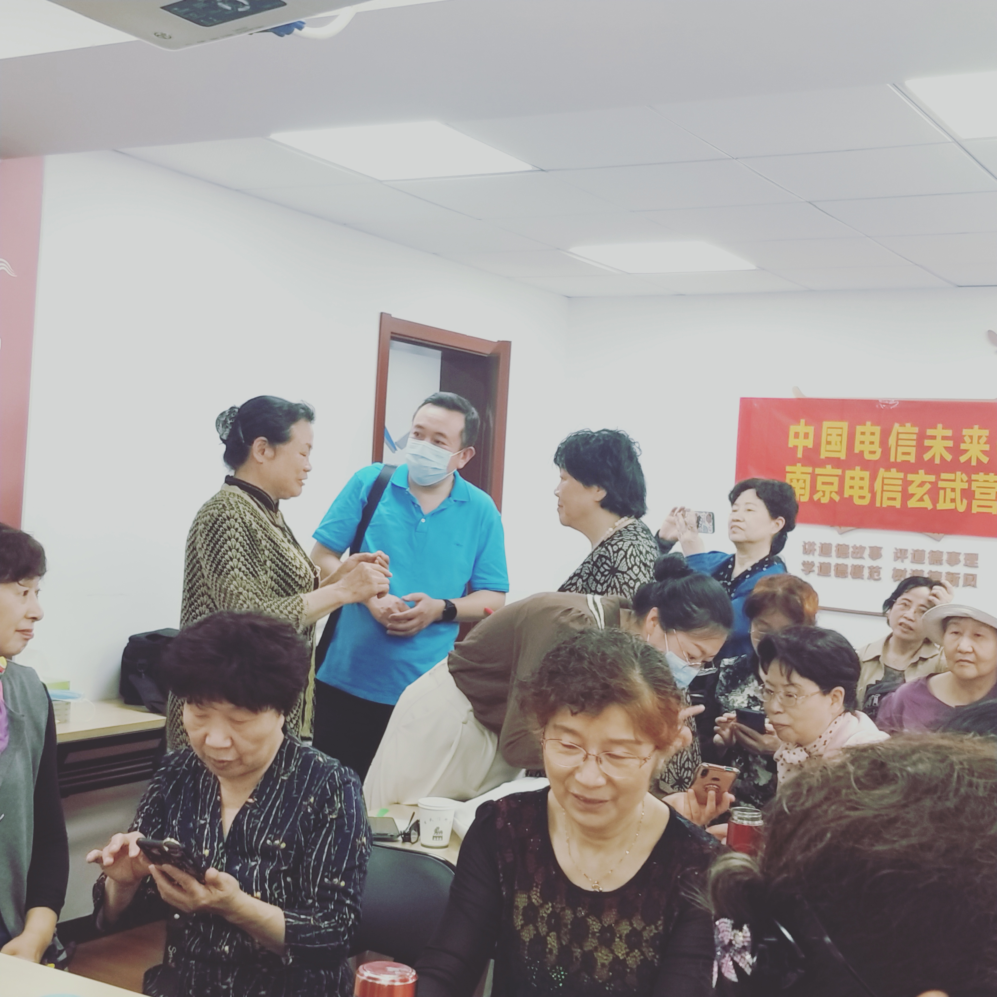 中国电信未来信息馆走进百子亭社区开展老年智能手机使用体验培训