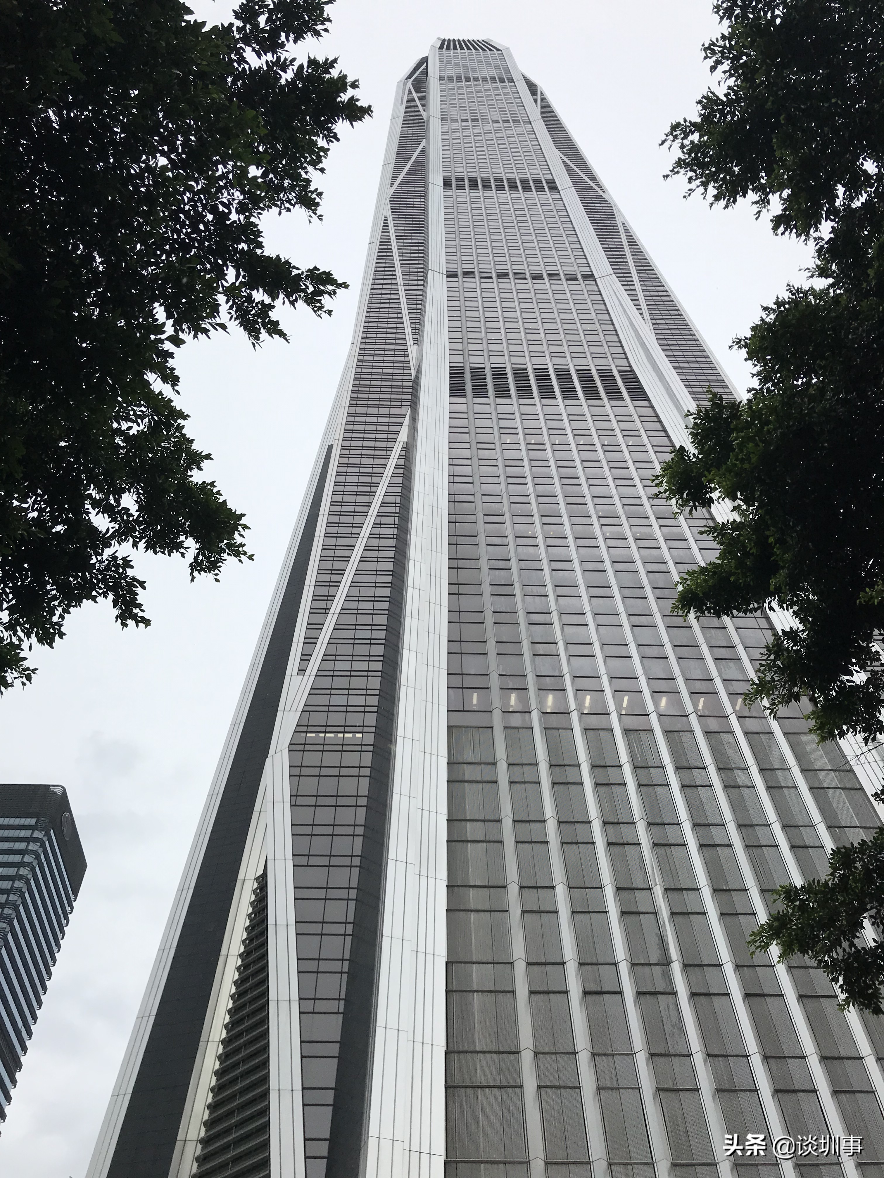 登顶深圳第一高楼,登上深圳平安金融大厦