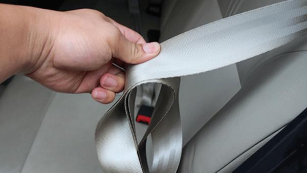 二手车市场买车怎么才不被坑,买二手车找专业人士验车不会被坑