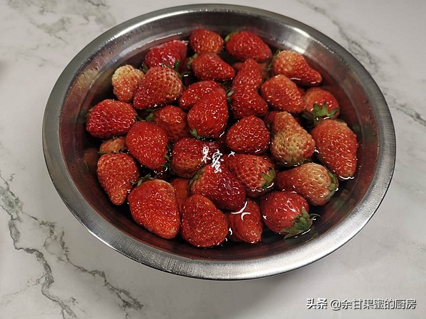 自制草莓酱出锅了,自制草莓酱的小技巧学会了吗
