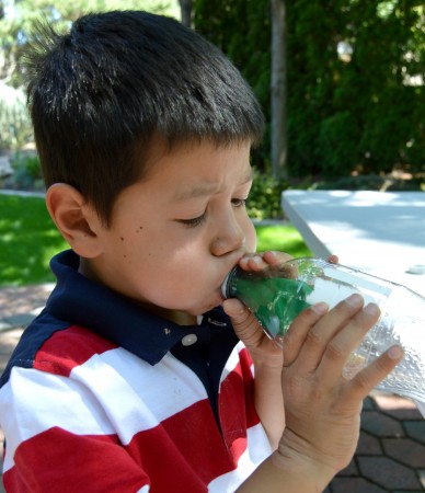 气球套瓶子科学小实验,用塑料瓶和气球变废为宝做成玩具