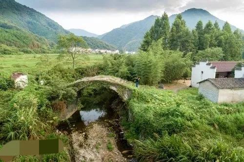 江湖夜雨十年灯怎么翻译,江湖夜雨十年灯古诗