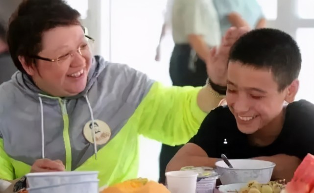 许志安和韩红接吻图片,韩红喜欢过栾树