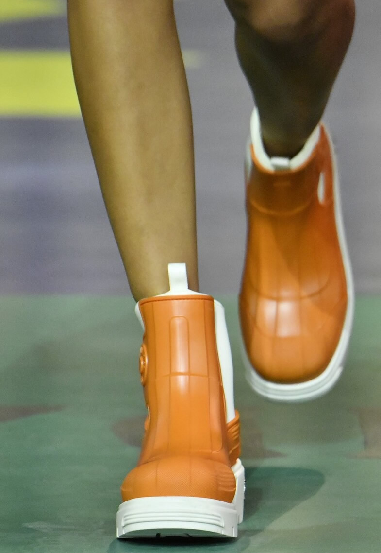 橘色鞋子怎么配西装,橘色鞋子搭配什么颜色好看