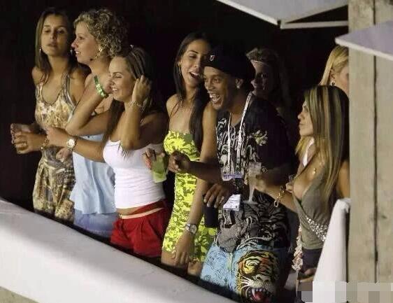 世界足坛第一人小罗,小罗从球王变囚王