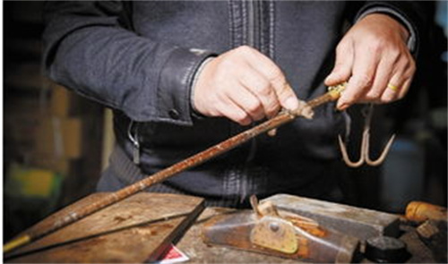 斧头砍不动树木,斧头砍不动