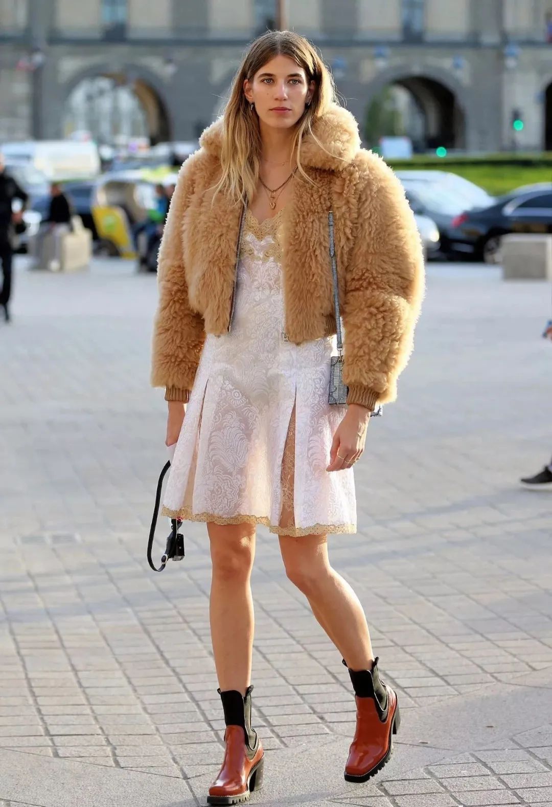 比大衣厚一点的外套,比羊羔毛细的绒外套