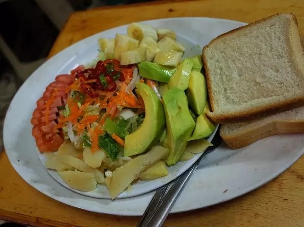 在埃塞俄比亚吃什么，对非洲美食没抱任何期待，甚至带着一丝恐惧