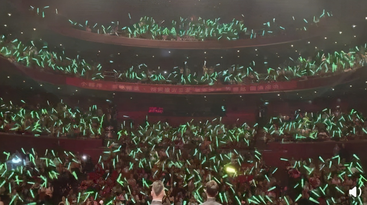 德云社收龙字科张云雷秦霄贤同框,秦霄贤直播回放全过程连线张云雷