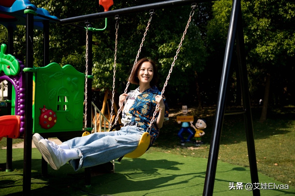 王珞丹一身俏皮装扮,王珞丹绿装