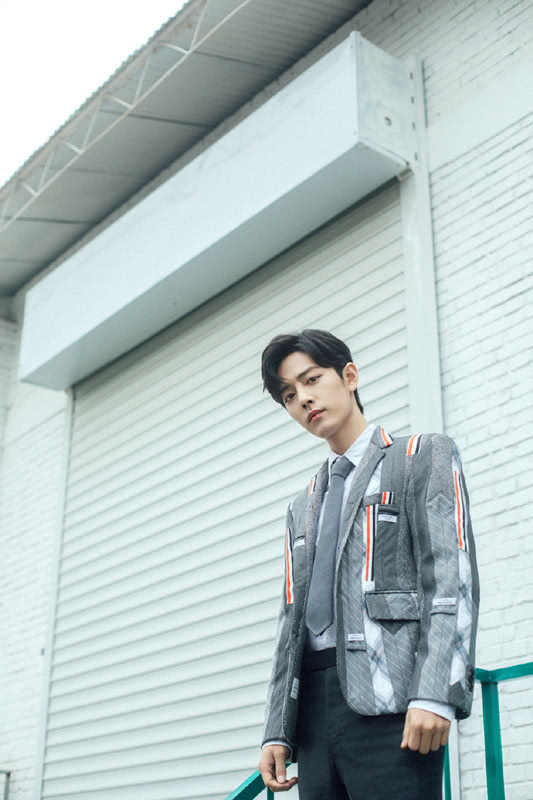 肖战最新条纹西装造型,肖战2019芭莎慈善夜晚会后台回眸