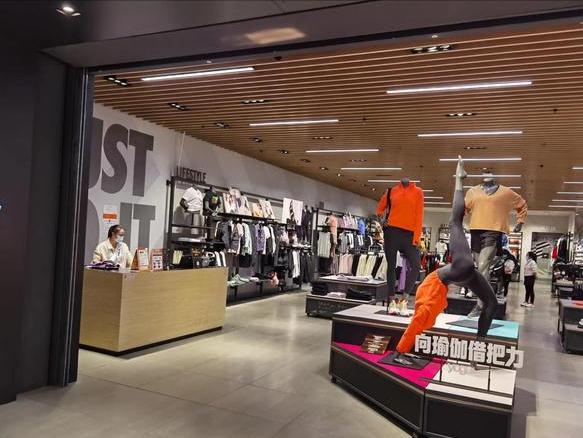 *制抵**耐克和阿迪又怎样？大学生直呼：太好了，本来我也买不起