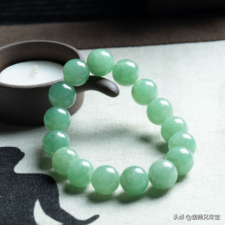 间隙那么多,结构那么复杂,翡翠手链平时该如何清洗、保养?