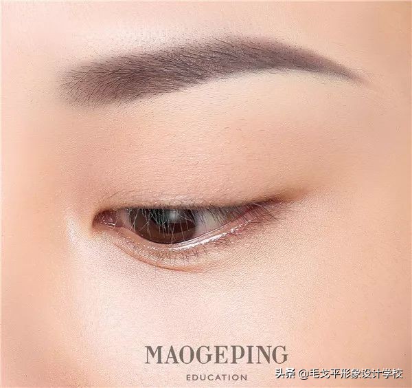单眼皮不画眼线只画眼影好看吗,为何同样是单眼皮