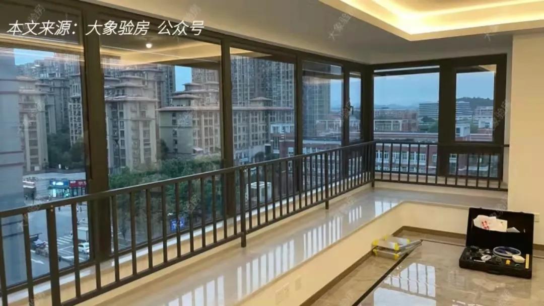 收房发现墙顶维修痕迹,精装房交房时踢脚线乳胶漆脱落