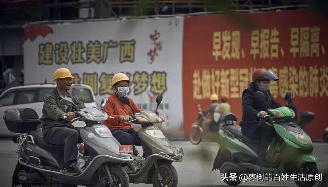 农村小伙没出门打工，在家拍小视频做直播也赚钱，农民兄弟学学吧