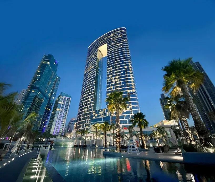 301米高，游泳池屋顶！迪拜“椭圆型”酒店+公寓塔楼