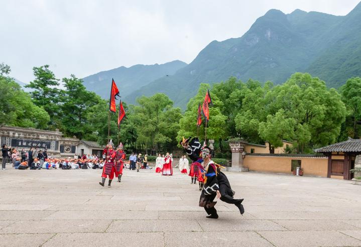 宜昌这个地方产美女，有一个大家都认识，现在还能让熊孩子涨知识