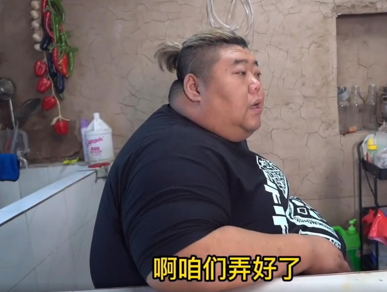 600斤胖猴仔呼吸困难还吃，猪大肠一口一根，洗洁精都往锅里煮