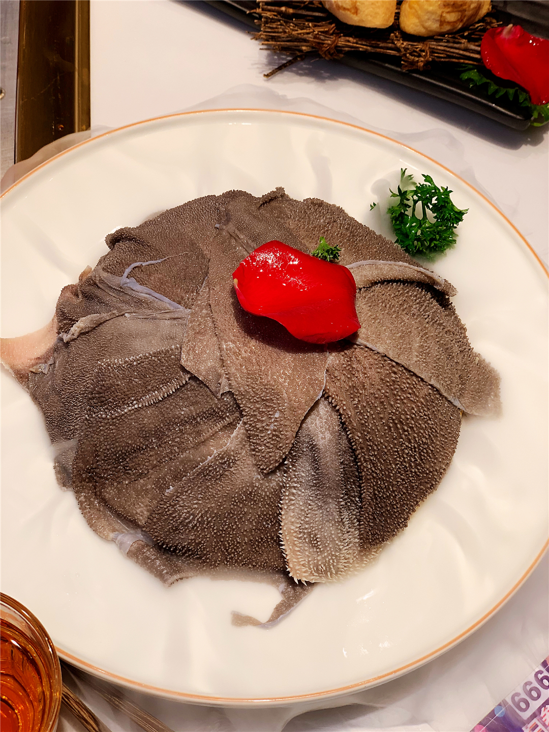 长春桂林路有家电影《叶问》同款火锅酒馆，楼里面有座“香港城”