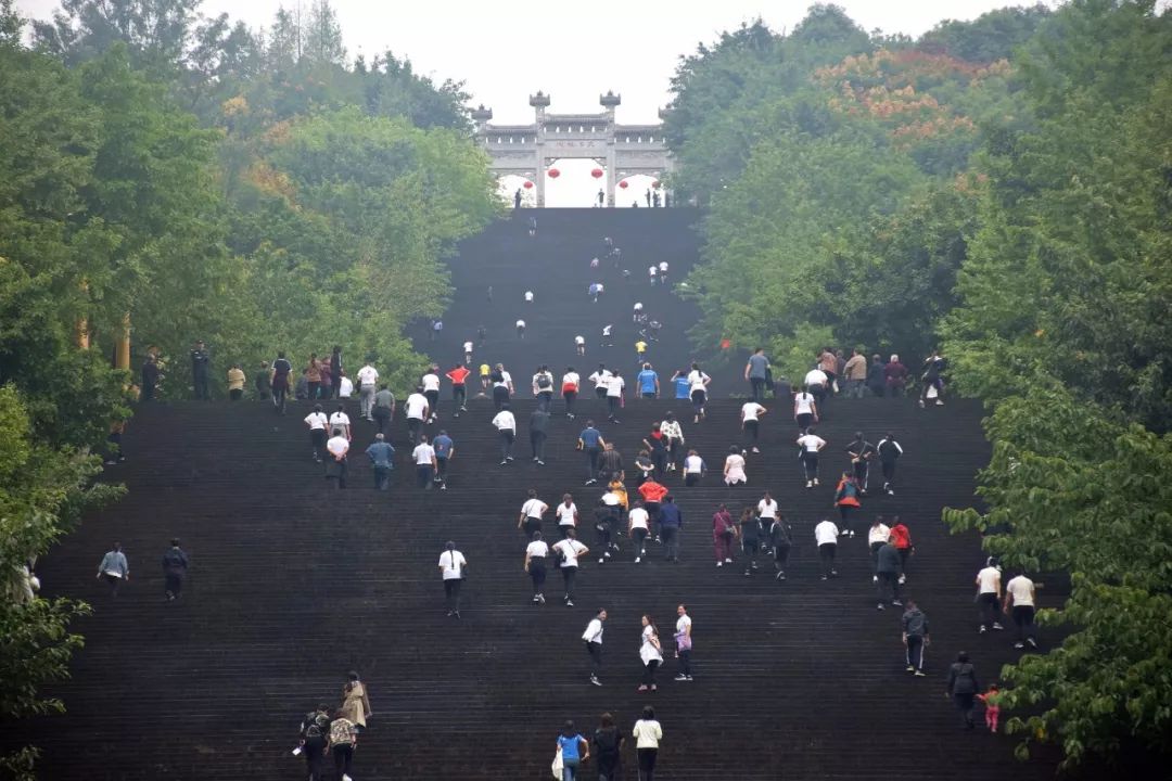 勇攀高峰的运动员,攀登山峰运动员