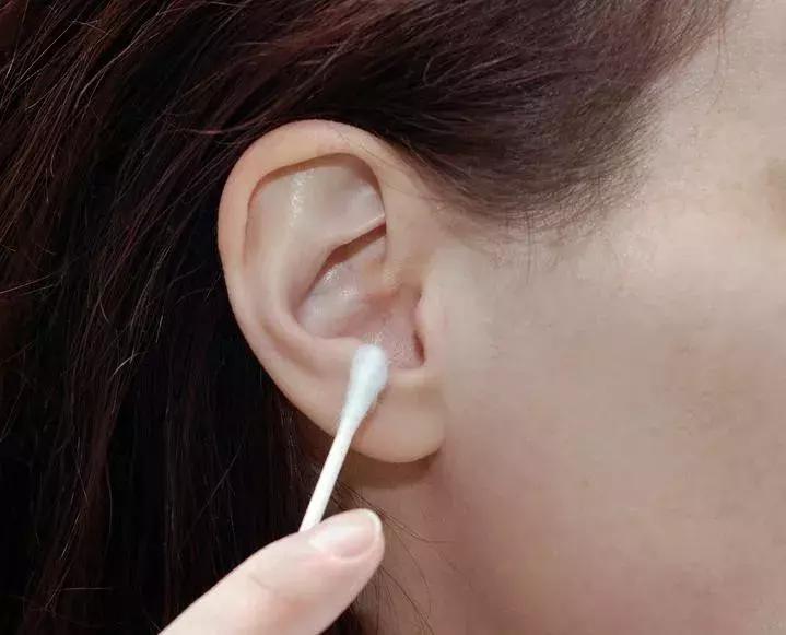 “耳屎”太多被同事吐槽!杭州漂亮姑娘去医院一查,吓得直掉眼泪