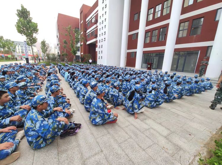 青春在磨砺中成长新高一军训,青春飞扬军训