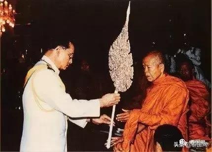 这名一生捐款60亿的高僧走了，曾救人无数，泰王也向他下跪……