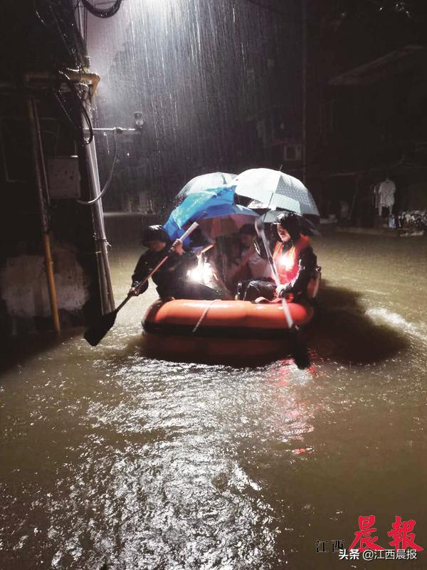 致敬暴雨中的逆行者图片,致敬暴雨中的逆行者原视频