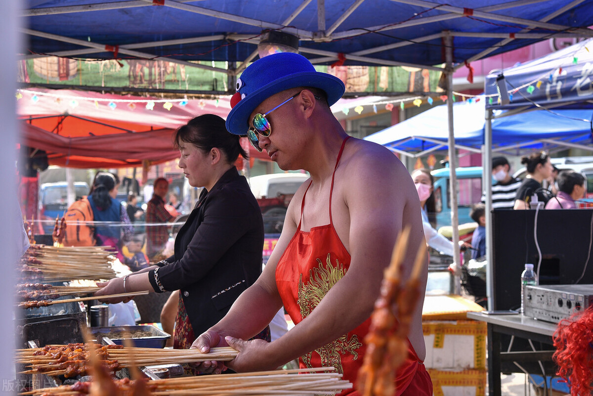 小伙开烧烤店一个月赚200万,男人开烧烤店的利与弊