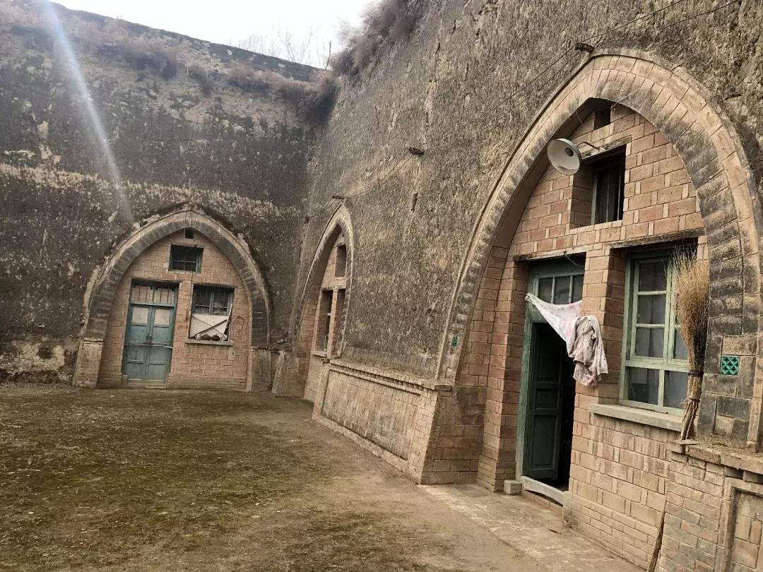 “西北奇葩”阳朵姥姥用报纸、碎布、树叶作画,惊艳!