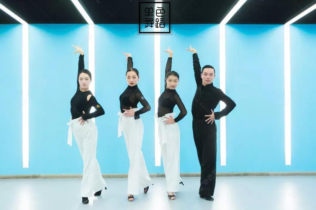 跳拉丁舞的女生有马甲线,跳拉丁舞的女生最有魅力