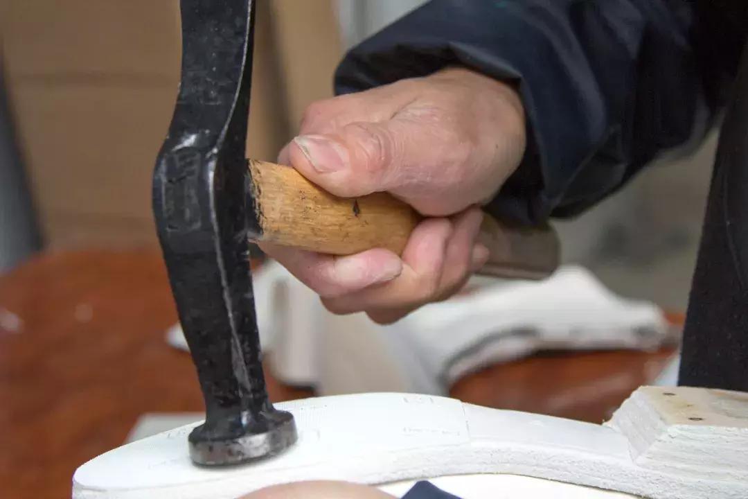 杭州有个达人，19年来拯救10万件潮包！