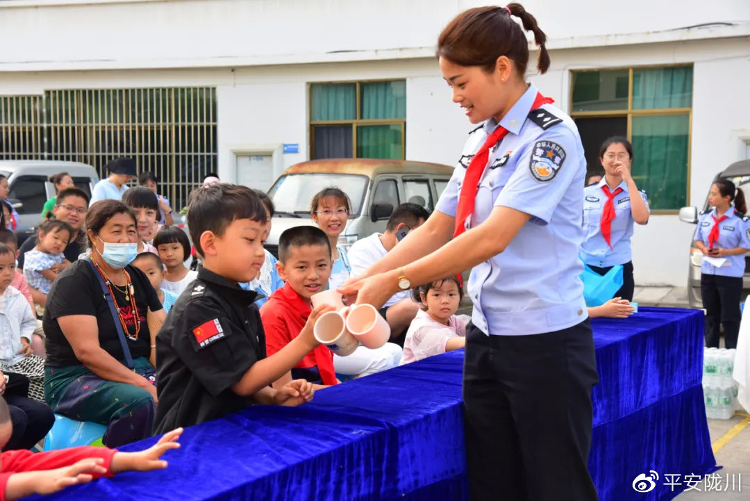 第一次走进警营过六一,迎六一进警营