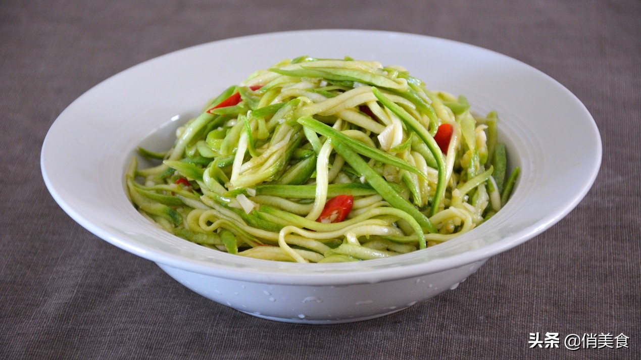 年夜饭凉菜上桌先推荐6道凉拌菜,年夜饭菜谱大全简单易学凉拌菜