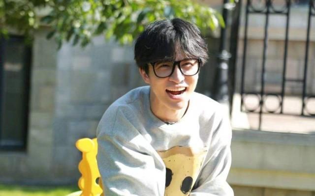 薛之谦演唱会披着黑布爬回去,薛之谦演出时掉下舞台澄清事件