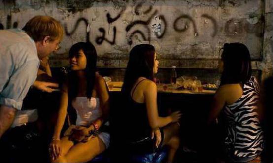 中越边境河口越南街,越南姑娘在边境摆摊