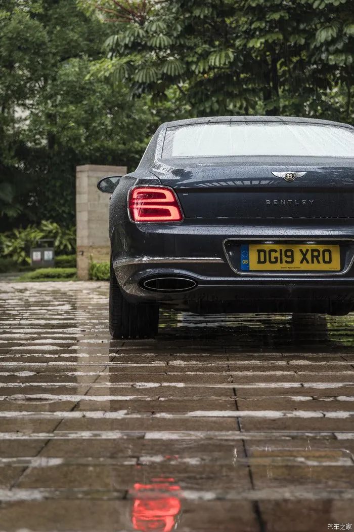 宾利飞驰对比迈巴赫s480气场,宾利飞驰街拍气场霸气视频