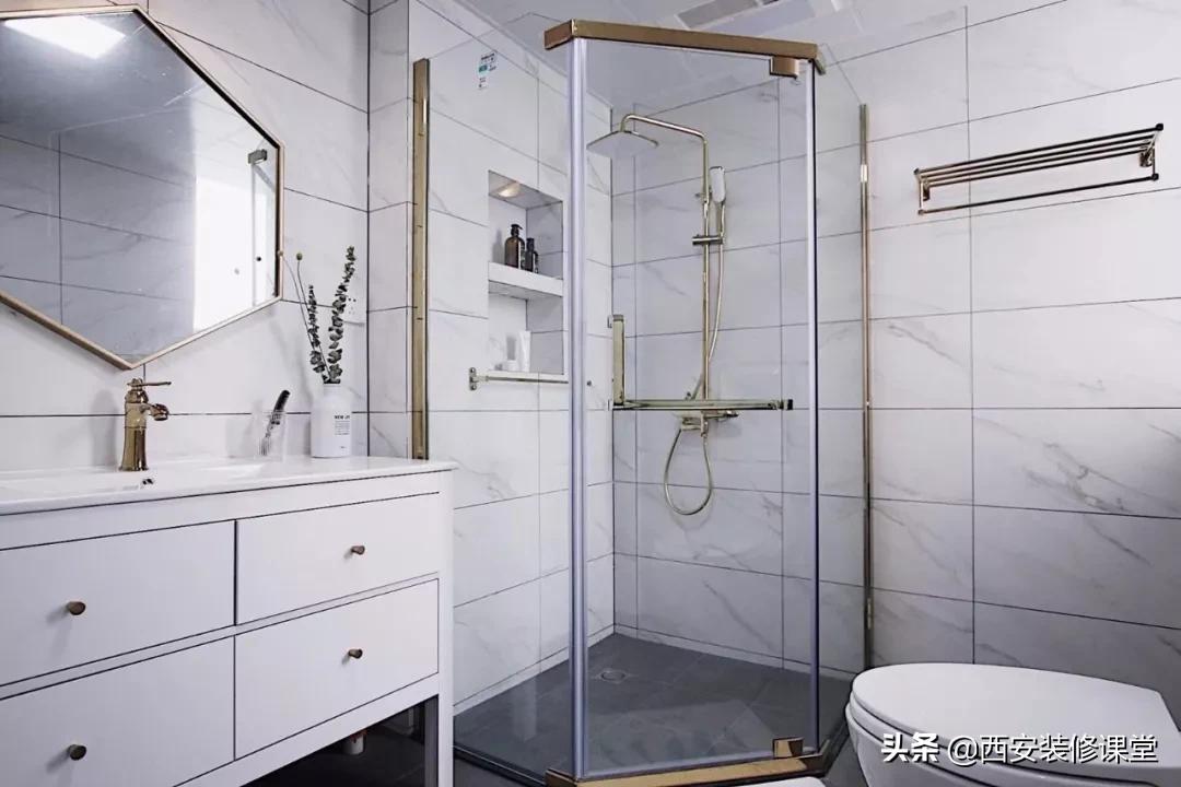 卫生间淋浴隔断用玻璃门还是浴帘,软装隔断卫生间淋浴区装修效果图