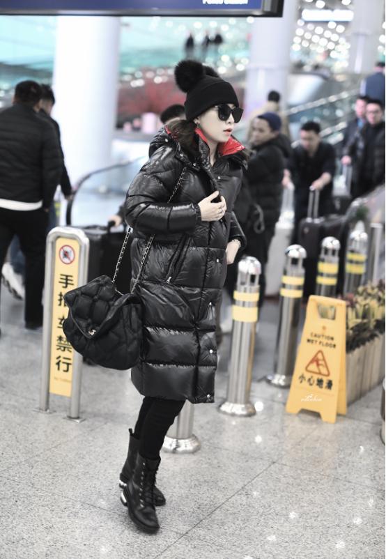 佘诗曼穿粉色裤走机场 (佘诗曼穿皮靴现身机场)
