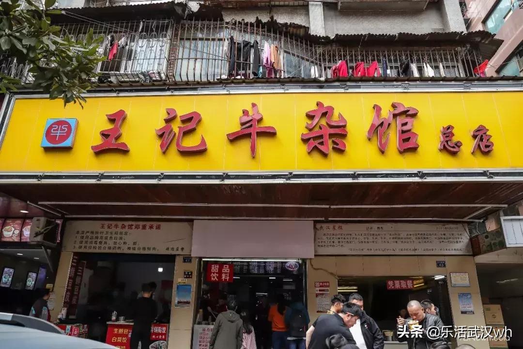 排的队比街道长!这条街什么来头?