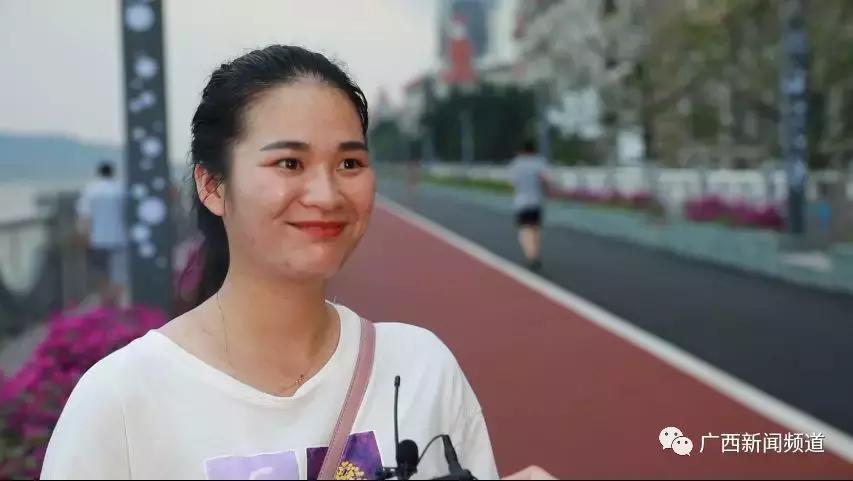 脚踩150℃!记者采访沥青路面铺设者时中暑晕倒