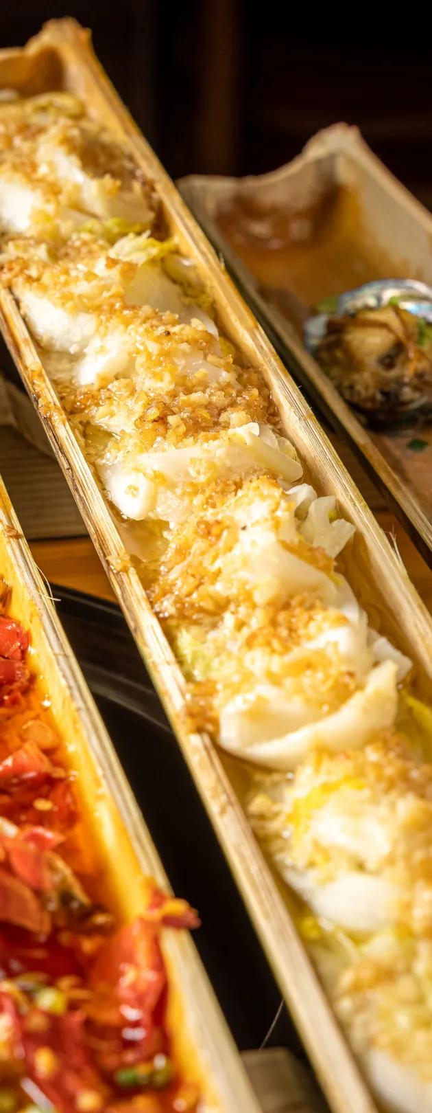 蒸鱼用竹筷子架上放盘子,用竹筒蒸的饭叫什么