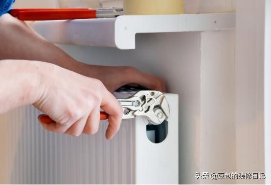 安装室内暖气片要一直开着吗,家里暖气不热怎么加装暖气片